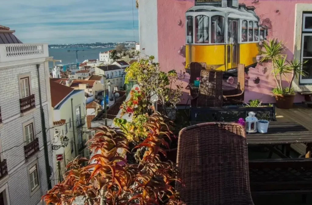 Ático do Alfama Pátio Hostel com vista para o Rio Tejo, uma opção de onde se hospedar em Lisboa bom e barato.