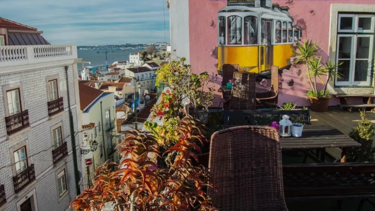 Ático do Alfama Pátio Hostel com vista para o Rio Tejo, uma opção de onde se hospedar em Lisboa bom e barato.