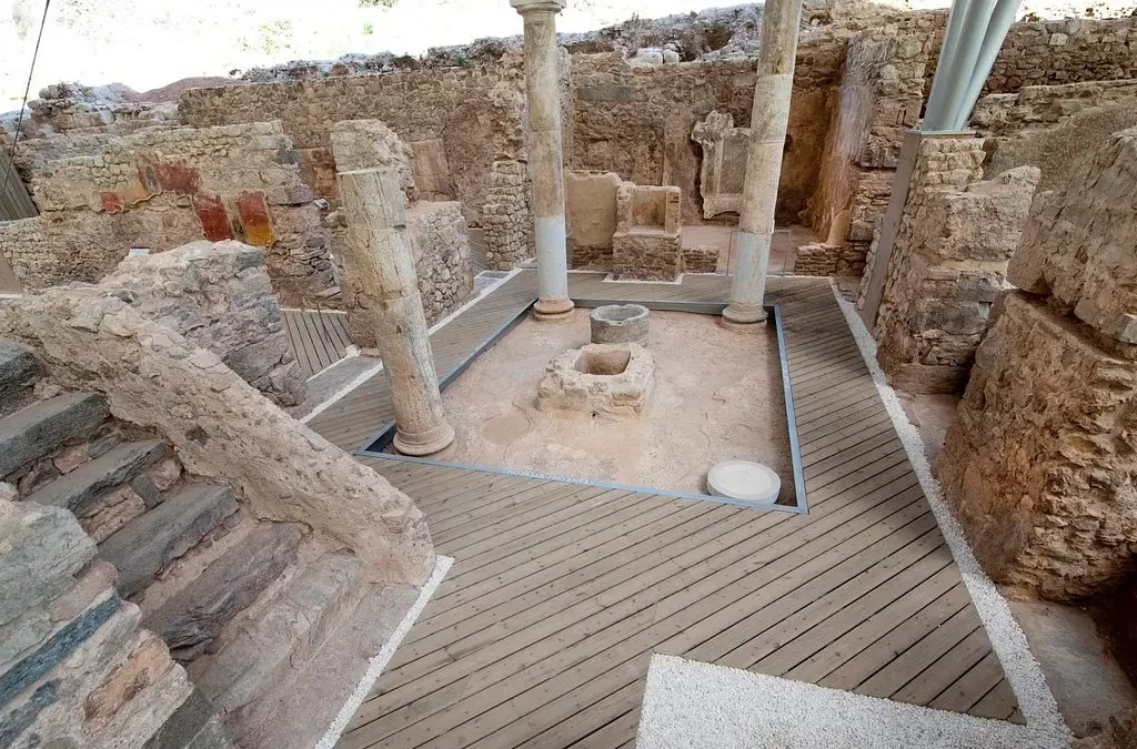 Interior preservado do Foro Romano de Cartagena com colunas e ruínas.
