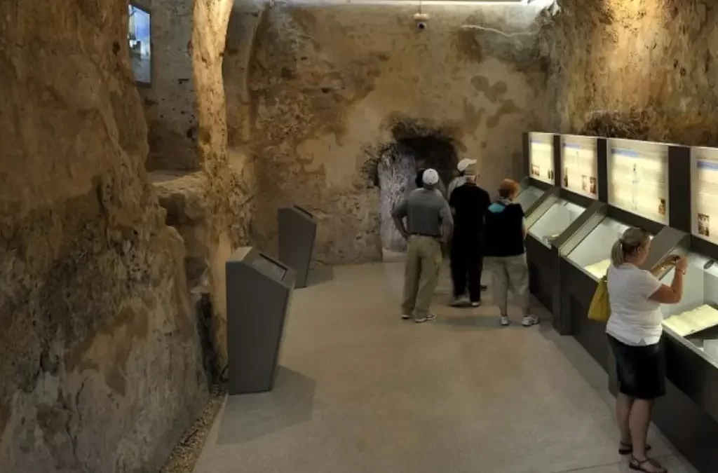 Corredores internos de pedra do Castelo la Concepcion.