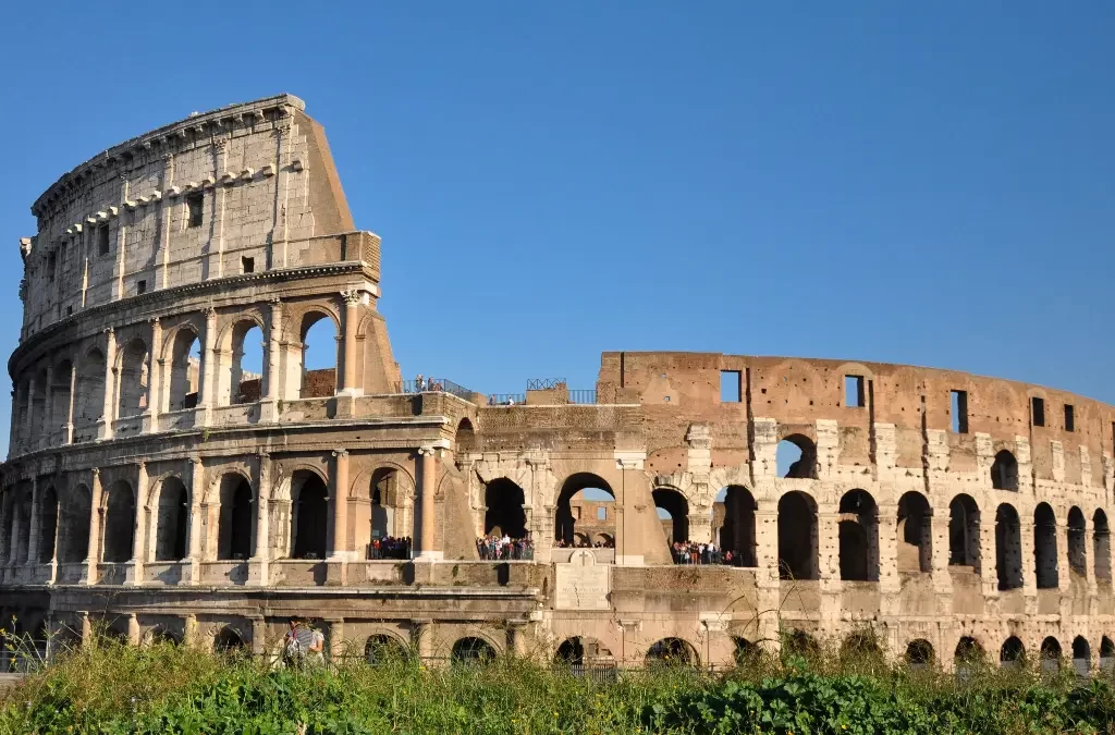 Fachada monumental do Coliseu, o emblemático anfiteatro romano.