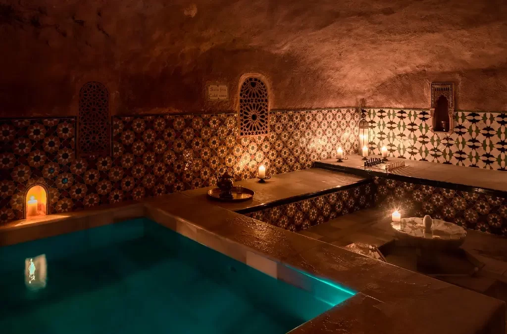 Interior atmosférico de um banho árabe tradicional em Granada, destacando a rica herança cultural e as experiências relaxantes na lista de o que visitar em Granada.