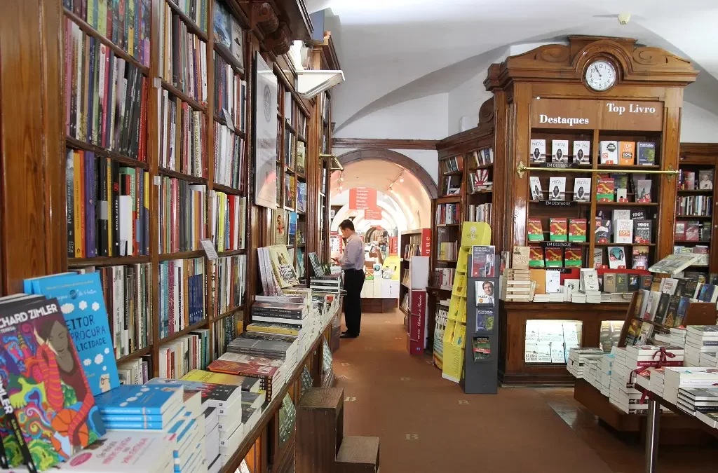 Interior acolhedor da Livraria Bertrand, a livraria mais antiga do mundo.