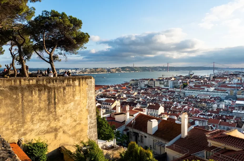 Vista panorâmica de Lisboa a partir do Miradouro da Senhora do Monte, uma das melhores opções sobre o que visitar em Lisboa.