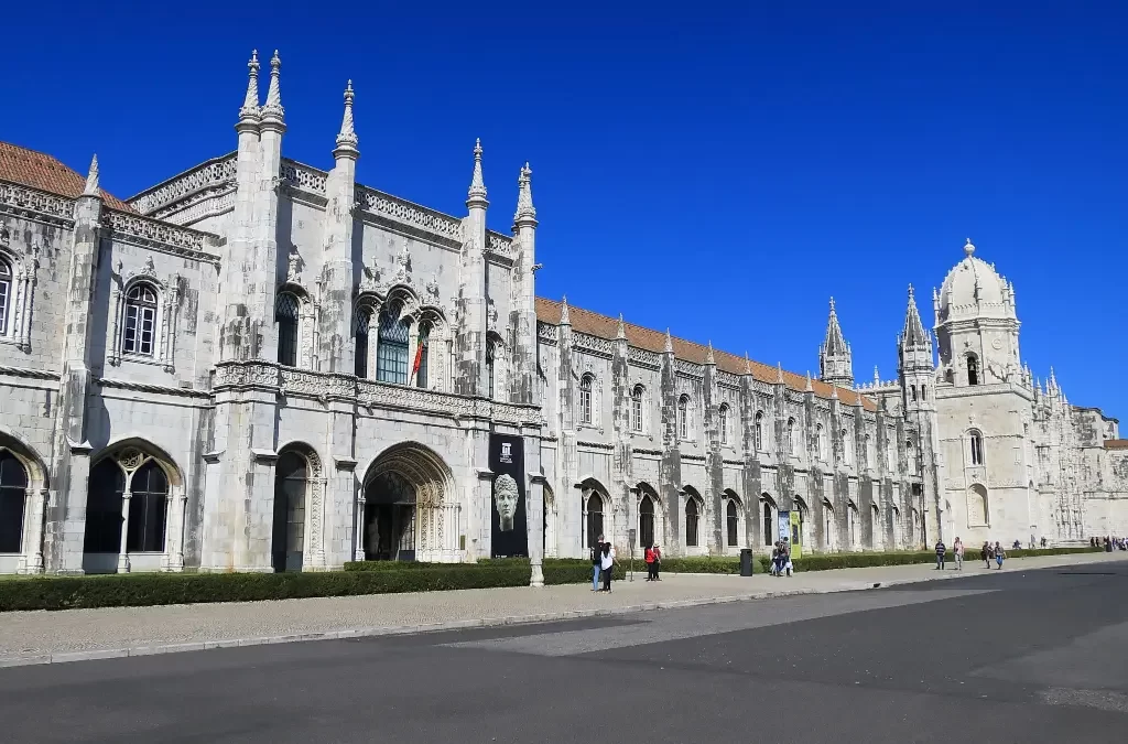 Fachada do Mosteiro dos Jerónimos em Lisboa, um dos lugares imperdíveis se você está se perguntando o que visitar em Lisboa.