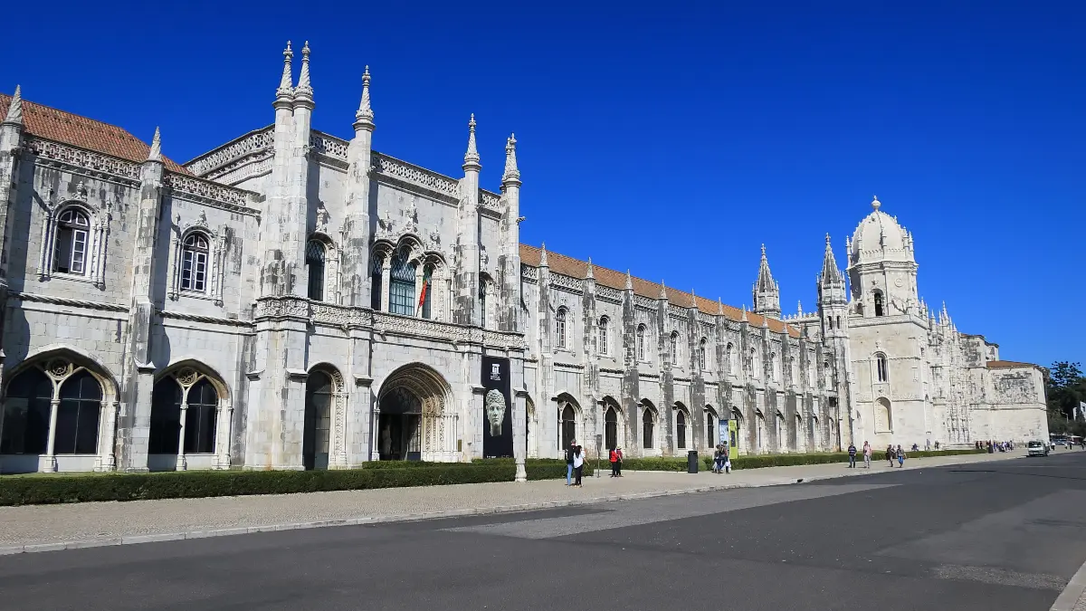 Fachada do Mosteiro dos Jerónimos em Lisboa, um dos lugares imperdíveis se você está se perguntando o que visitar em Lisboa.