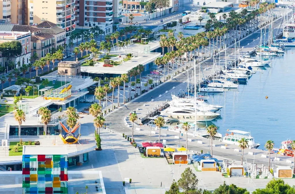Vista aérea do Muelle Uno em Málaga, destacando-se como uma das principais recomendações sobre o que visitar em Málaga.