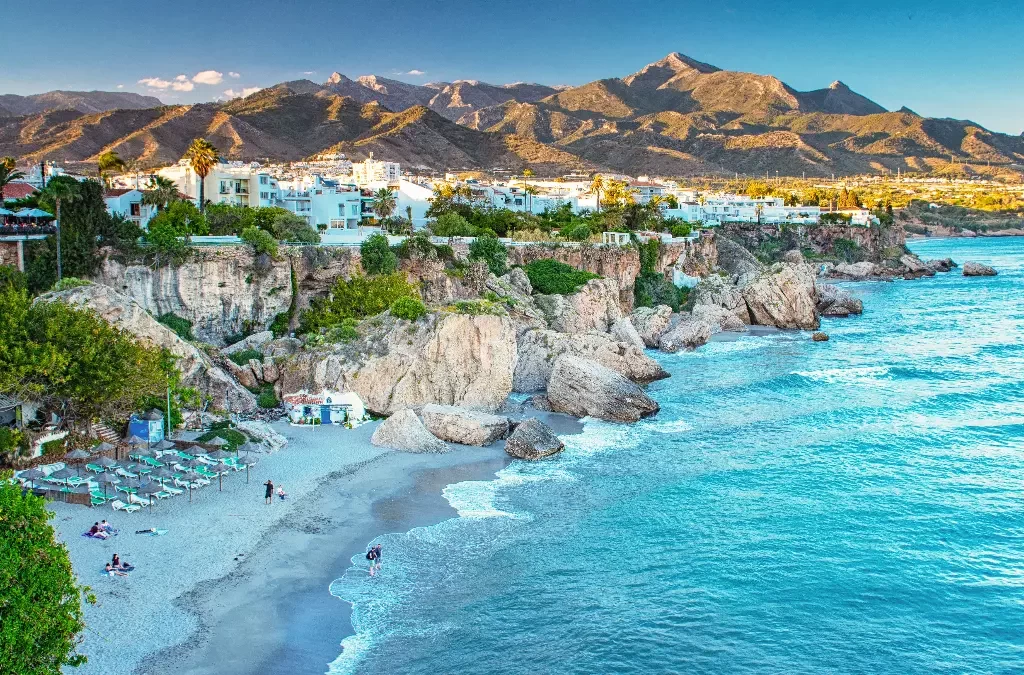 Panorama deslumbrante de Nerja com suas praias e falésias, mostrando o que fazer em Málaga e arredores.