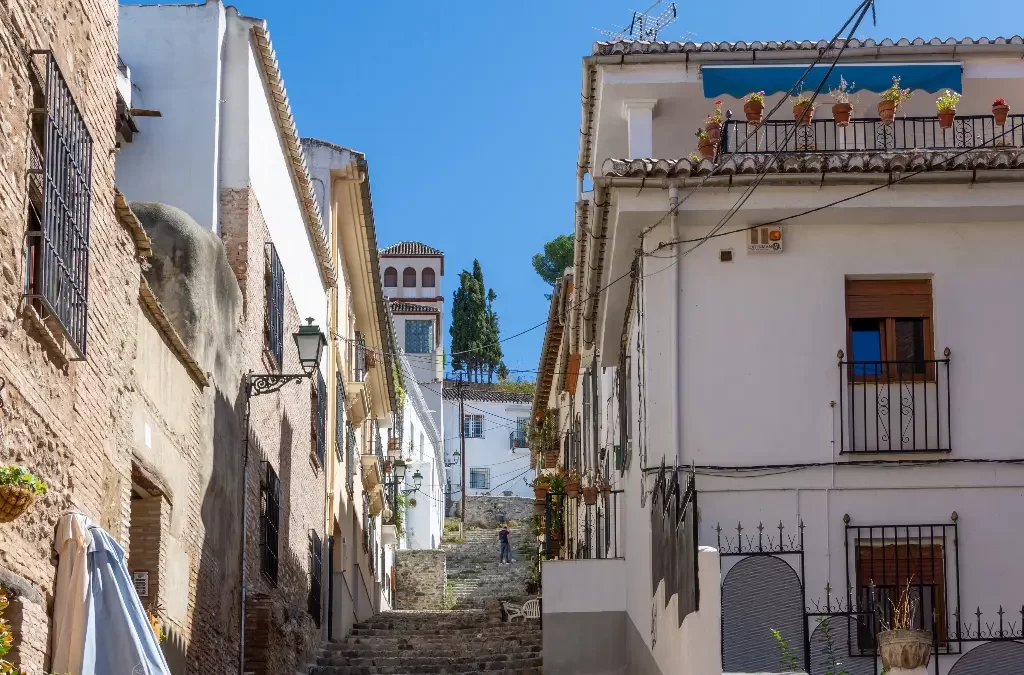Ruas estreitas e pitorescas do bairro Albaicín em Granada, destacando-se como um passeio imperdível quando se pesquisa o que fazer em Granada.