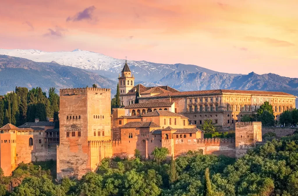Vista panorâmica da fortaleza de Alhambra ao entardecer, destacando o que fazer em Granada.
