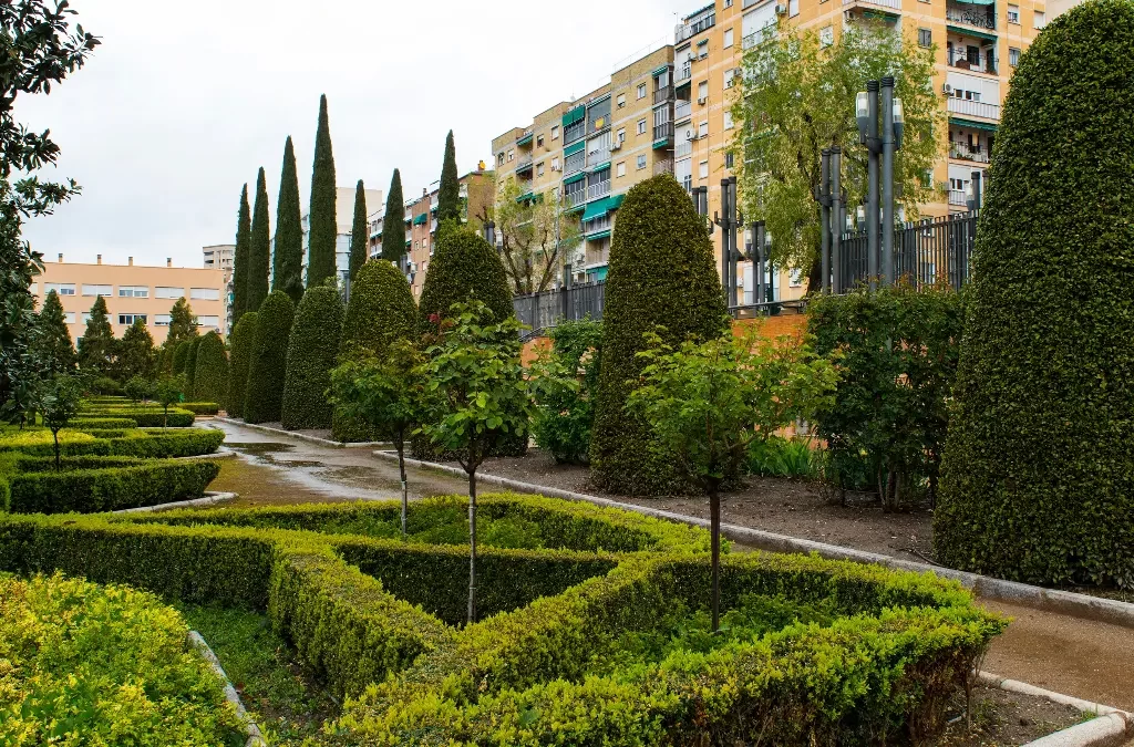Vista serena do Parque Federico García Lorca em Granada, destacando árvores verdes, um lago tranquilo e caminhos, uma escolha popular para aqueles que buscam o que visitar em Granada.