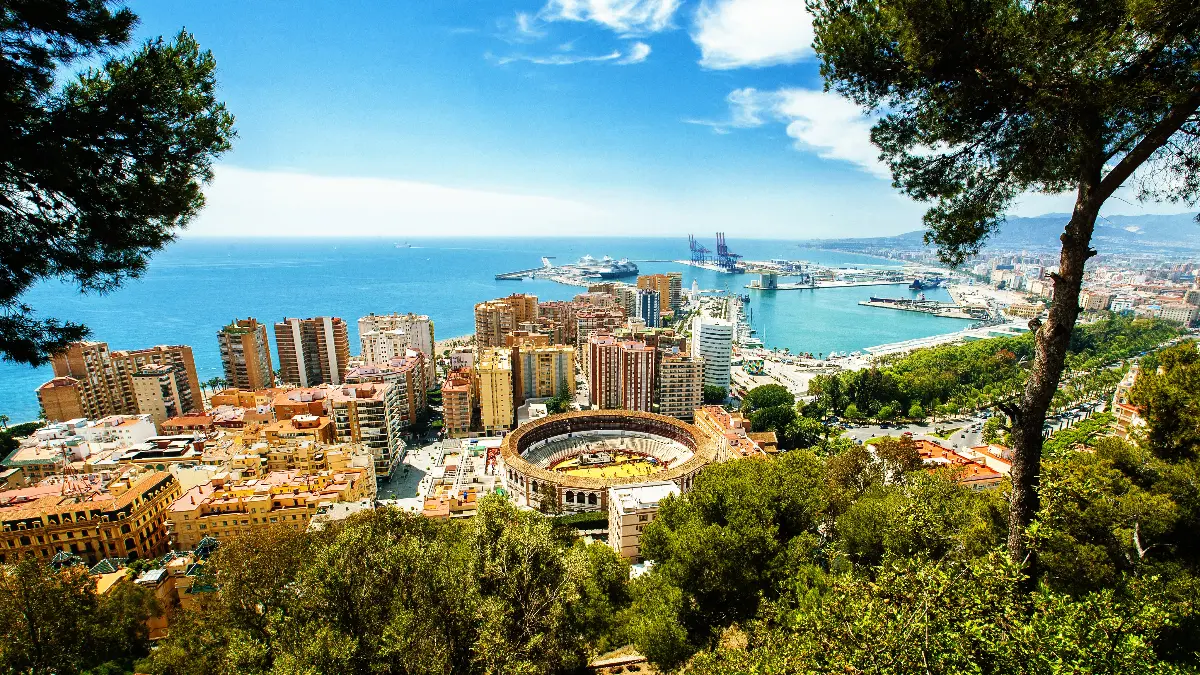 Vista panorâmica de Málaga do céu, mostrando a cidade e o Mar Mediterrâneo, ilustrando o que fazer em Málaga.