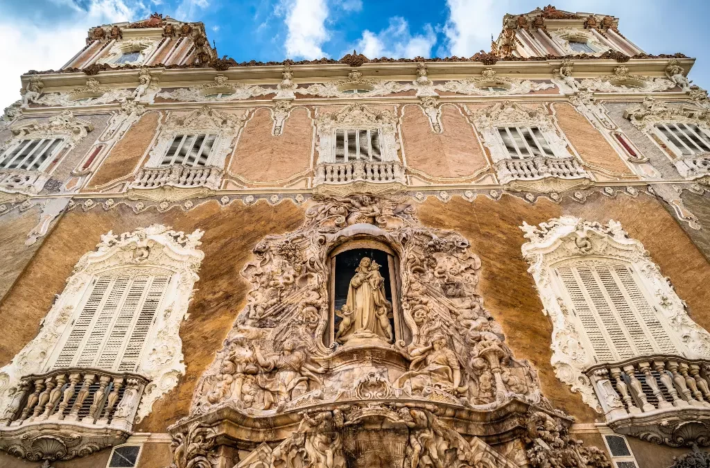 Fachada ornamentada do Palácio do Marquês de Dos Aguas em Valência.