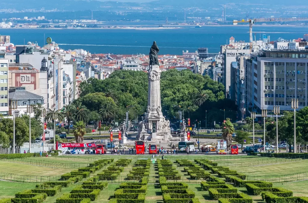 Vista panorâmica do Parque Eduardo VII, uma opção relaxante sobre o que fazer em Lisboa.