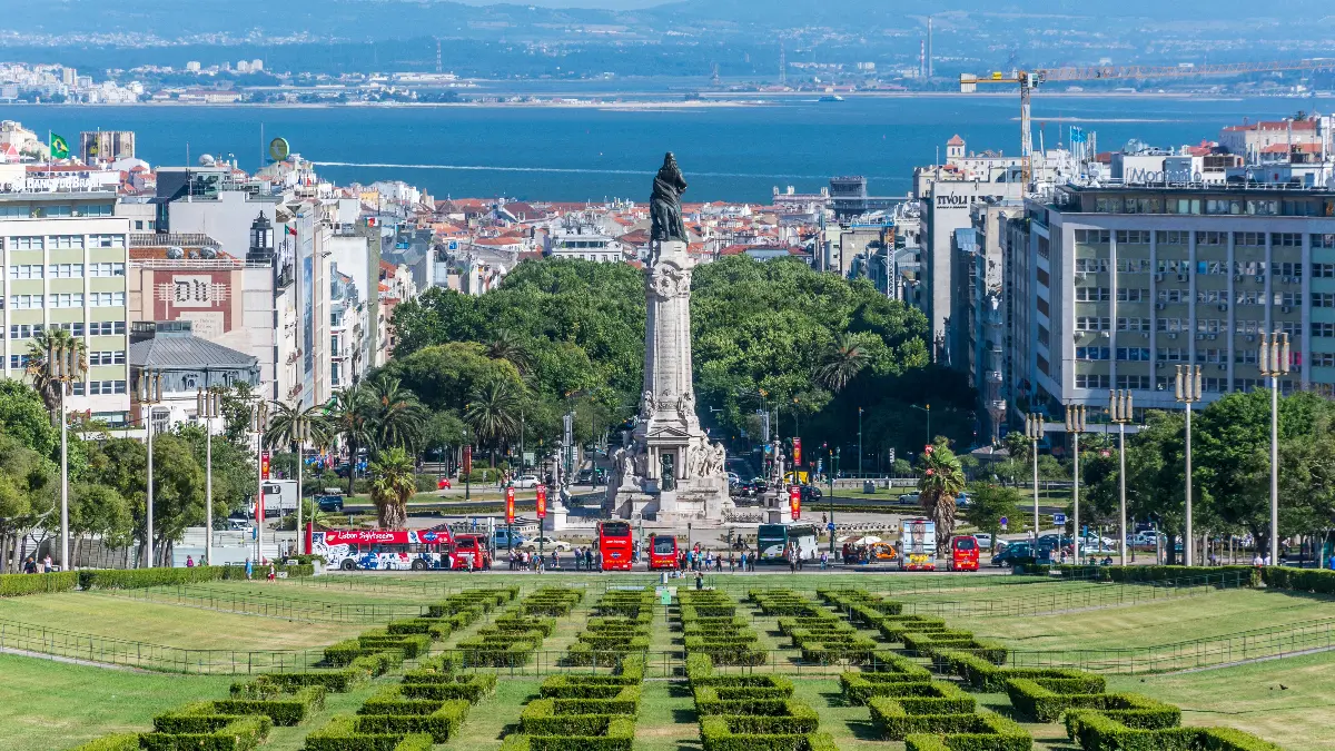 Vista panorâmica do Parque Eduardo VII, uma opção relaxante sobre o que fazer em Lisboa.