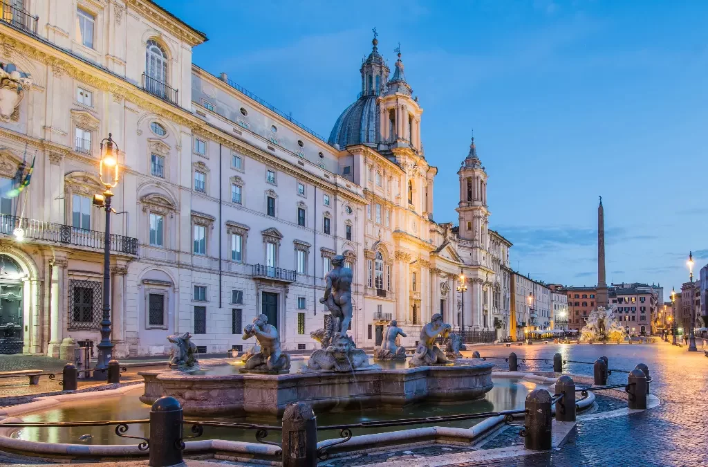 Vista panorâmica da vibrante Piazza Navona com suas fontes e arquitetura.