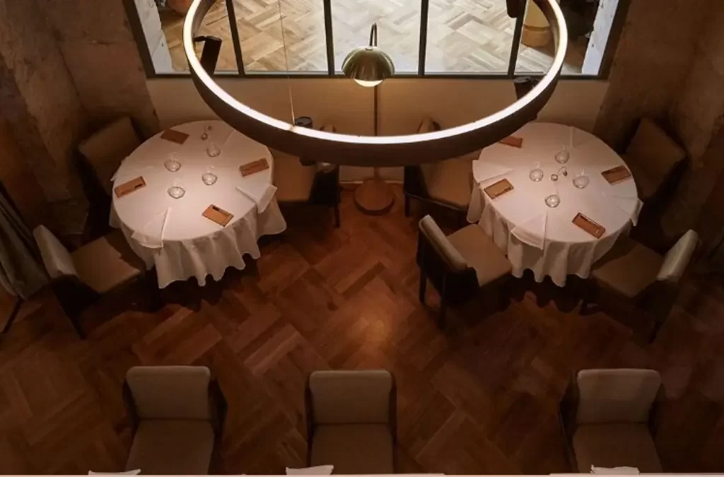 Interior sofisticado do restaurante Belcanto, liderado pelo chef José Avillez, em Lisboa