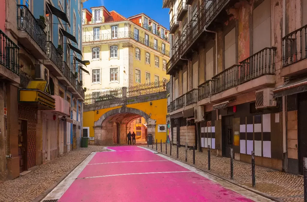 A famosa rua cor de rosa no Cais do Sodré