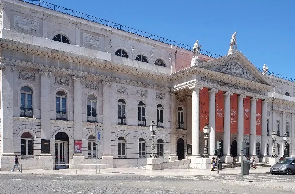 Fachada neoclássica do Teatro Nacional D. Maria II na Praça do Rossio.
