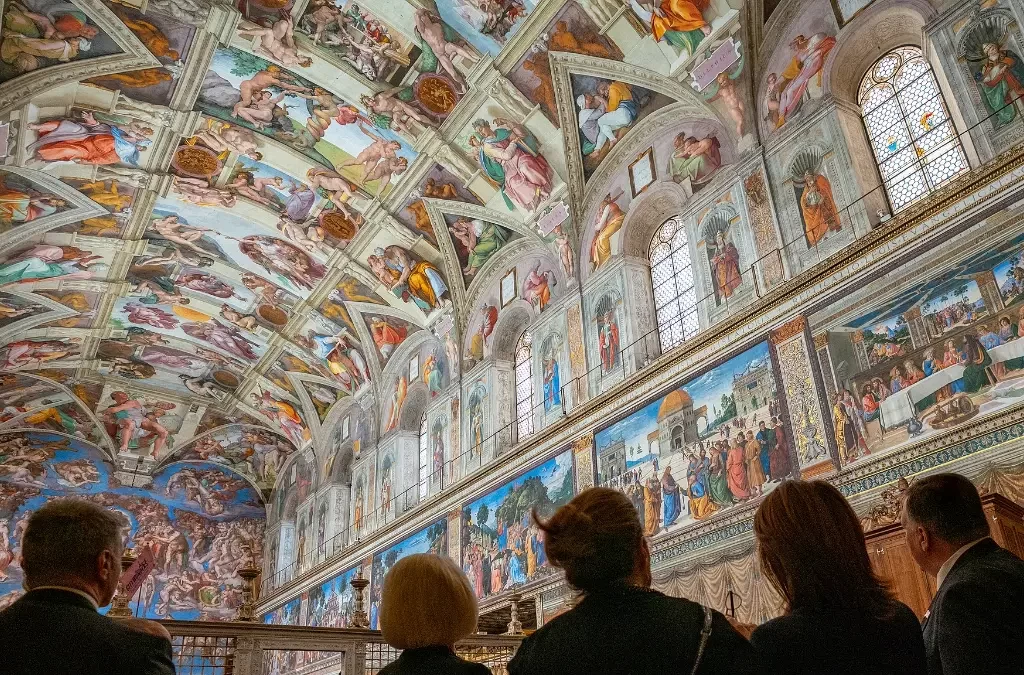 Impressionante teto da Capela Sistina pintado por Michelangelo.