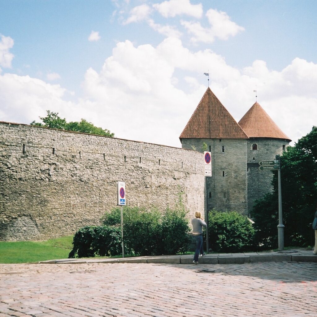 Imagem das imponentes muralhas de pedra de Talin, Estônia, destacando a fortificação medieval que cercava e protegia a histórica cidade. O que fazer em talin