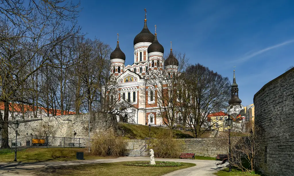 Imponente vista da Catedral Alexander Nevsky em Tallinn, com suas cúpulas cintilantes e arquitetura ortodoxa russa, uma atração imperdível para quem procura o que fazer em Tallinn